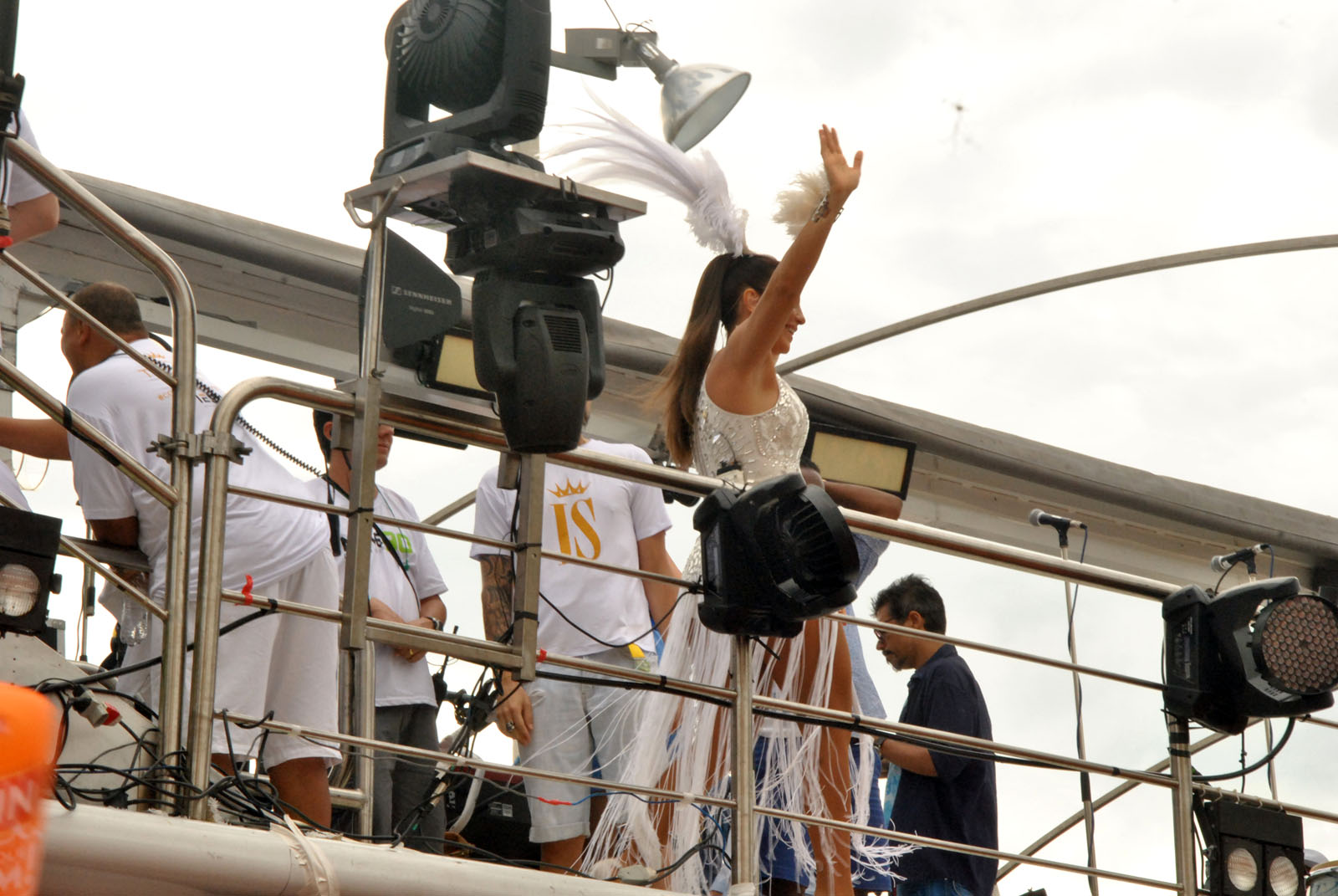 Ivete Sangalo usou um modelito branco com pedras no 3º dia do carnaval de Salvador