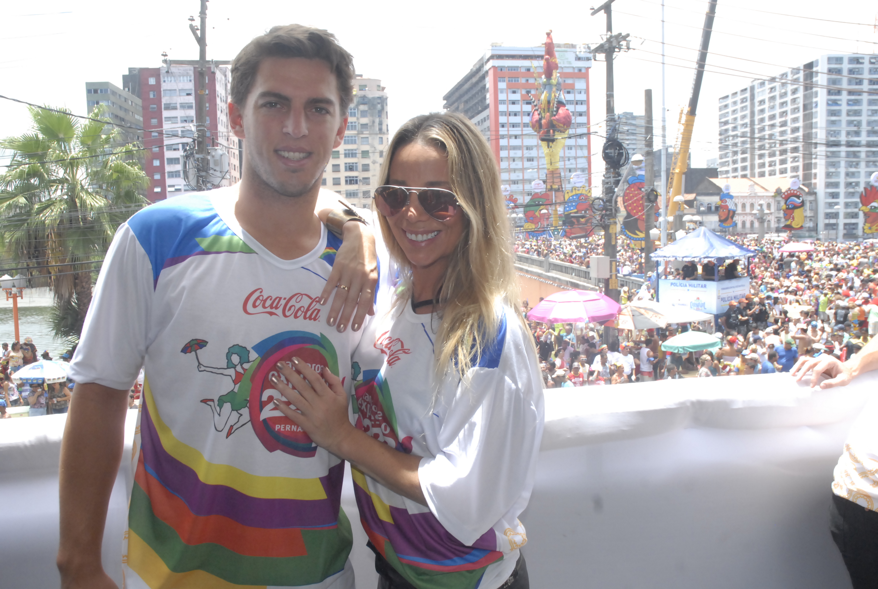 Danielle Winits e Amaury Nunes acordaram cedo para se divertir no Galo da Madrugada em Recife.