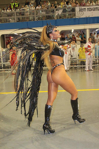 Cacau Colucci virou Mulher-Gato no desfile em São Paulo