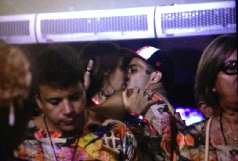 O ex-BBB Junior trocou beijos com uma morena na Sapucaí, neste domingo, 2