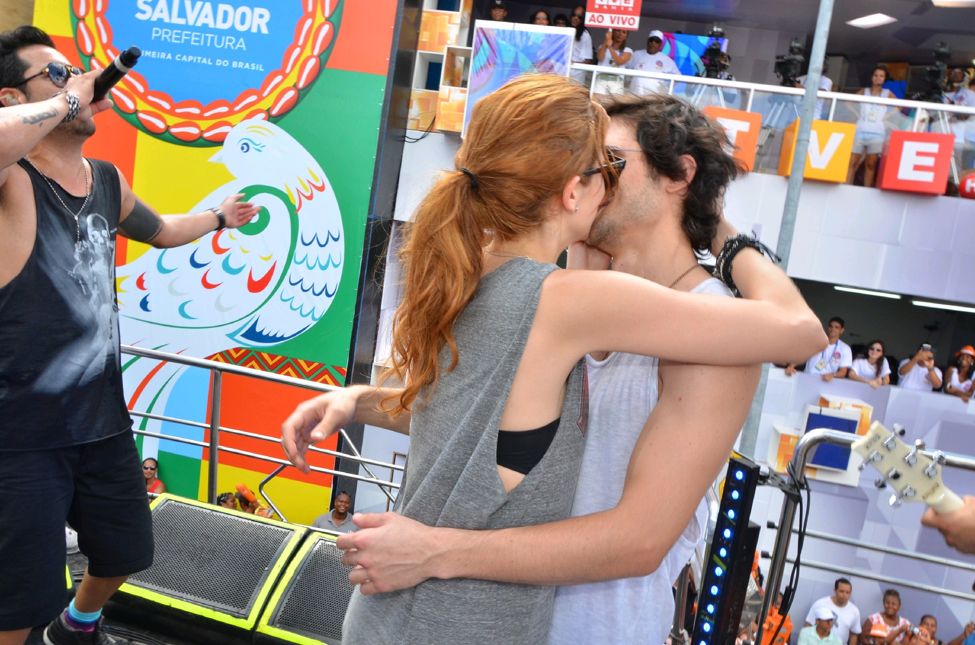  Sophia Abrahão e Fiuk se beijaram muito no trio de Tomate
