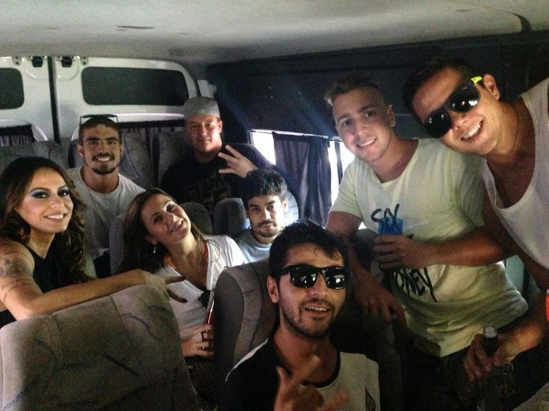 Caio Castro e amigos dentro de Van em Salvador