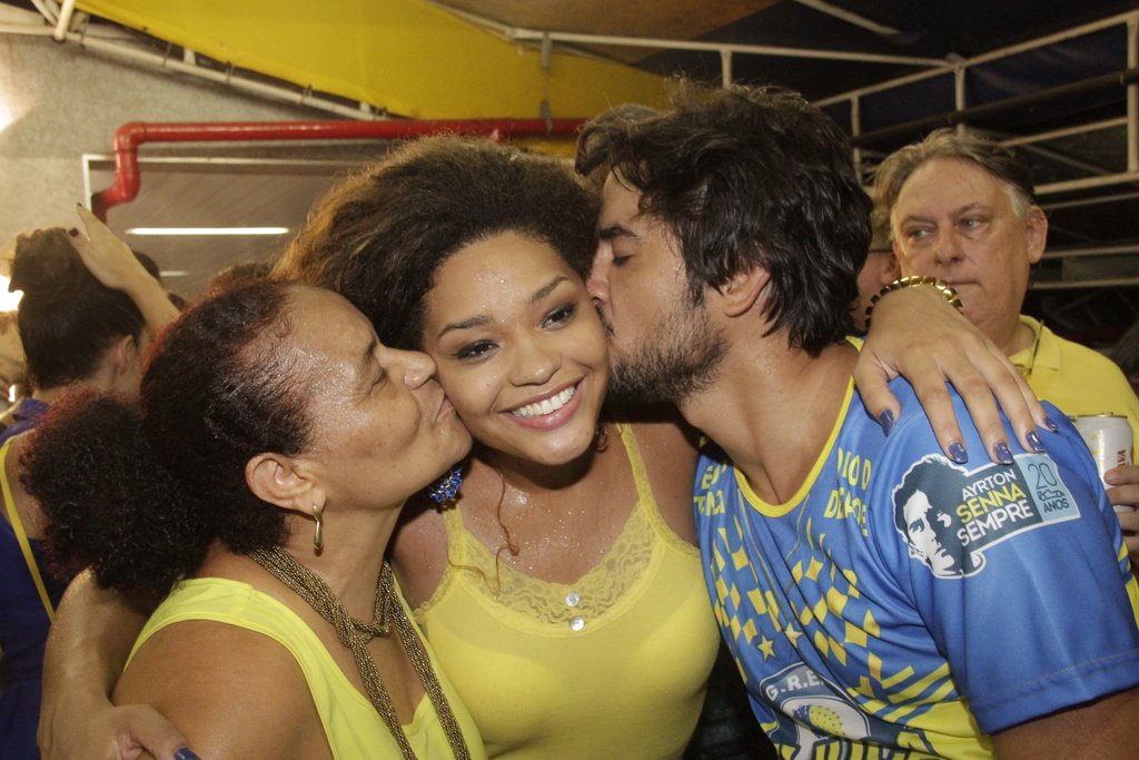 Juliana Alves com a mãe e o noivo na quadra da Unidos da Tijuca