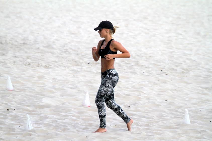 Carolina Dieckmann se exercita na praia de São Conrado, no Rio de Janeiro