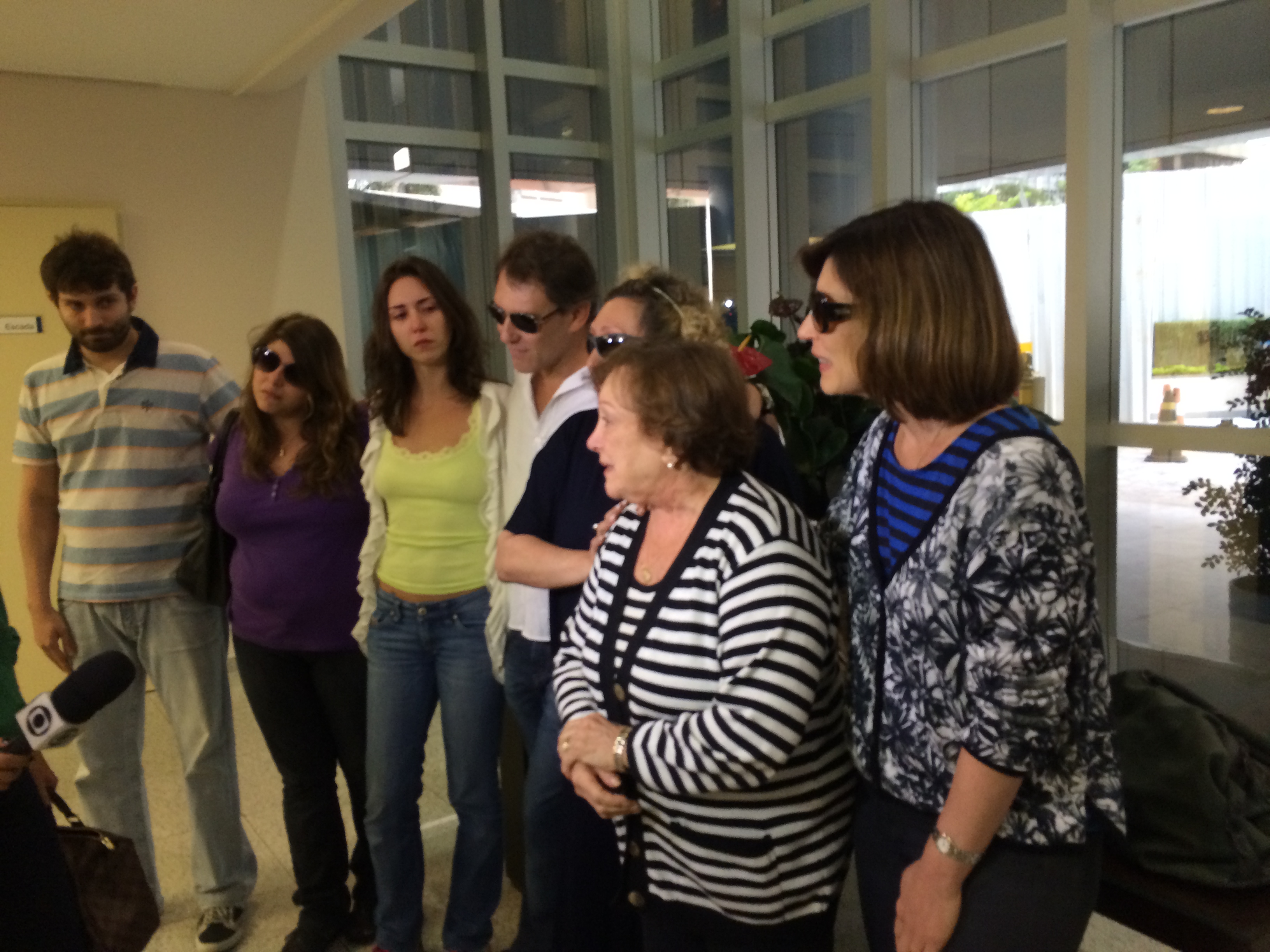 Família de Paulo Goulart conversa com imprensa na porta do Hospital São José, em São Paulo