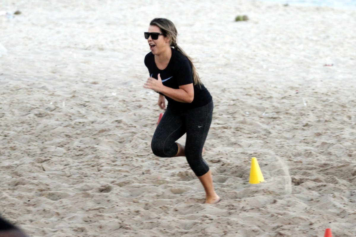 Fernanda Souza se exercita na praia