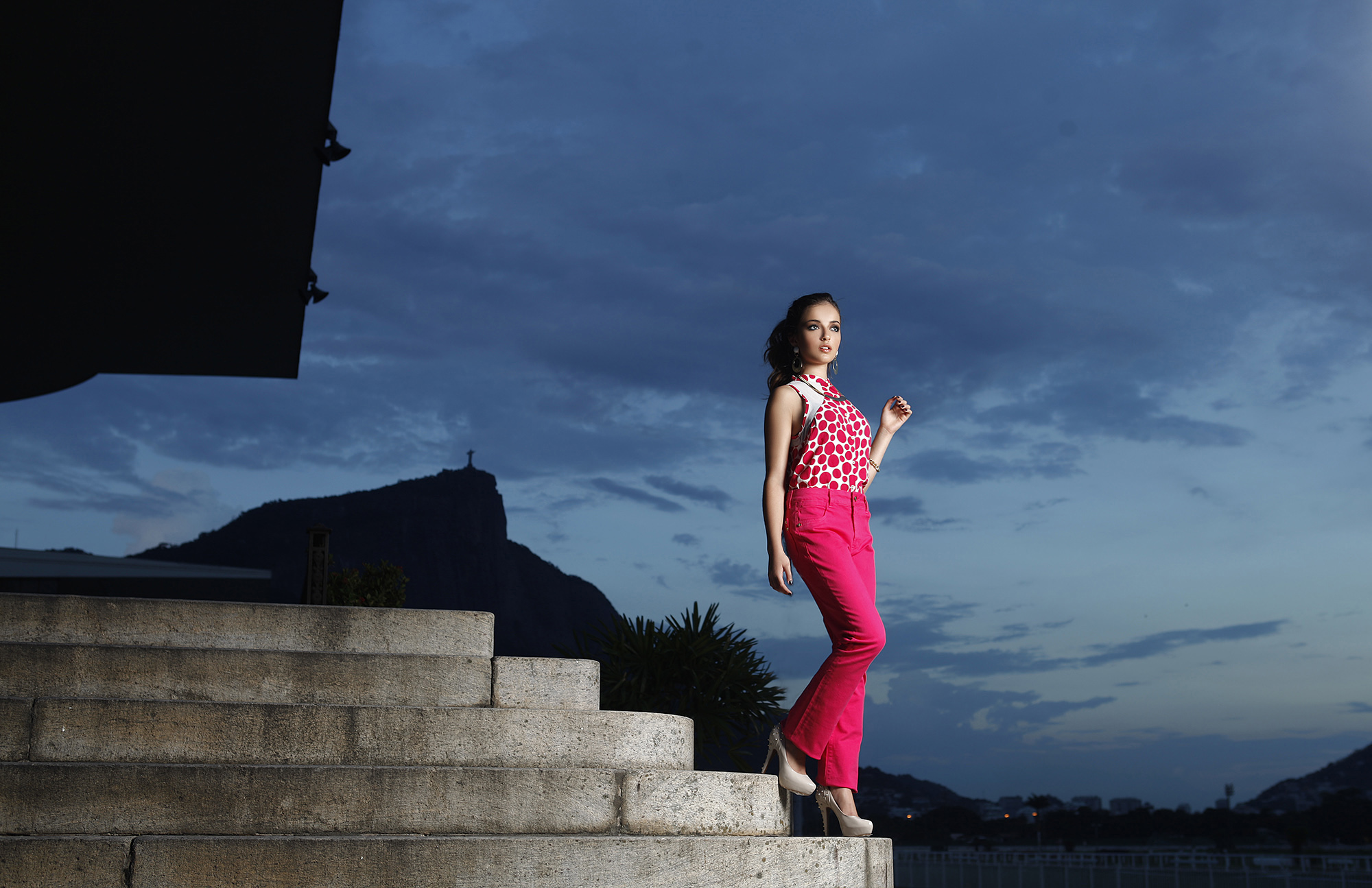 Anna Rita Cerqueira posa para ensaio de moda do EGO. A cor rosa pink aparece como tendência para o outono-inverno, substituindo o pretinho básico  