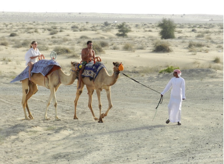 Rayanne Morais e Latino andam de camelo no deserto