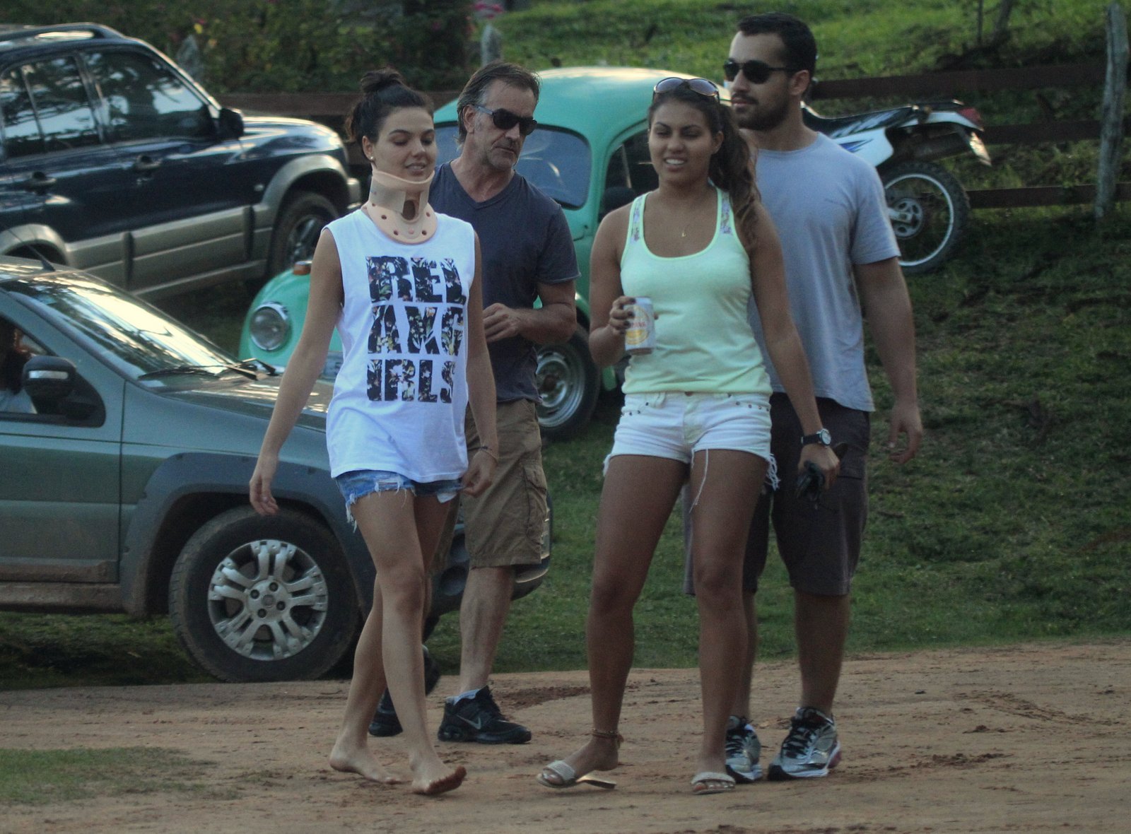 Isis Valverde está curtindo o feriadão com amigos em sua cidade natal Aiuruoca, Minas Gerais.