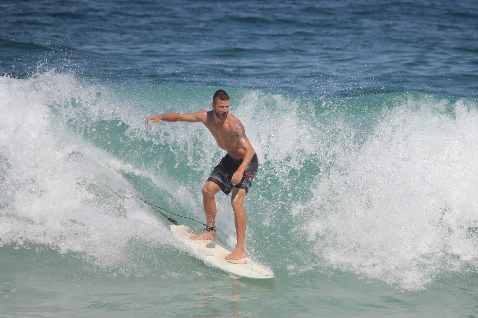 Rodrigo Hilbert aproveitou o dia de sol para surfar