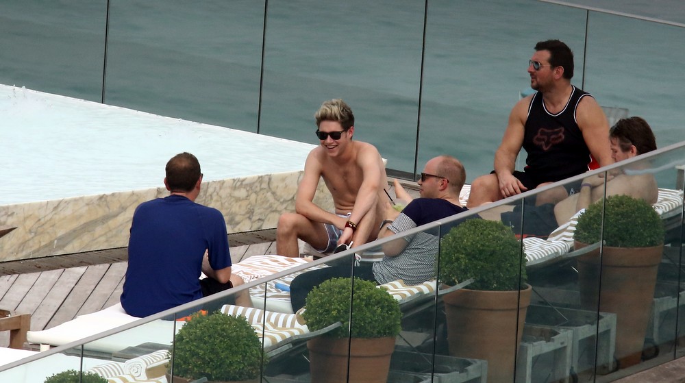 Integrantes do One Direction na piscina do hotel