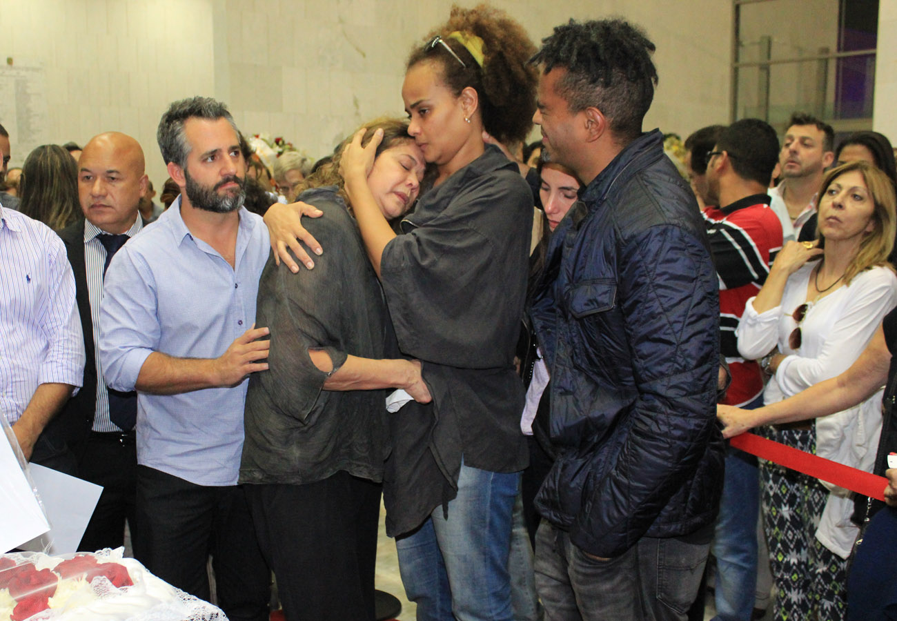 Clodine, viúva de Jair Rodrigues, é consolada por Luciana Mell e Jairzinho 