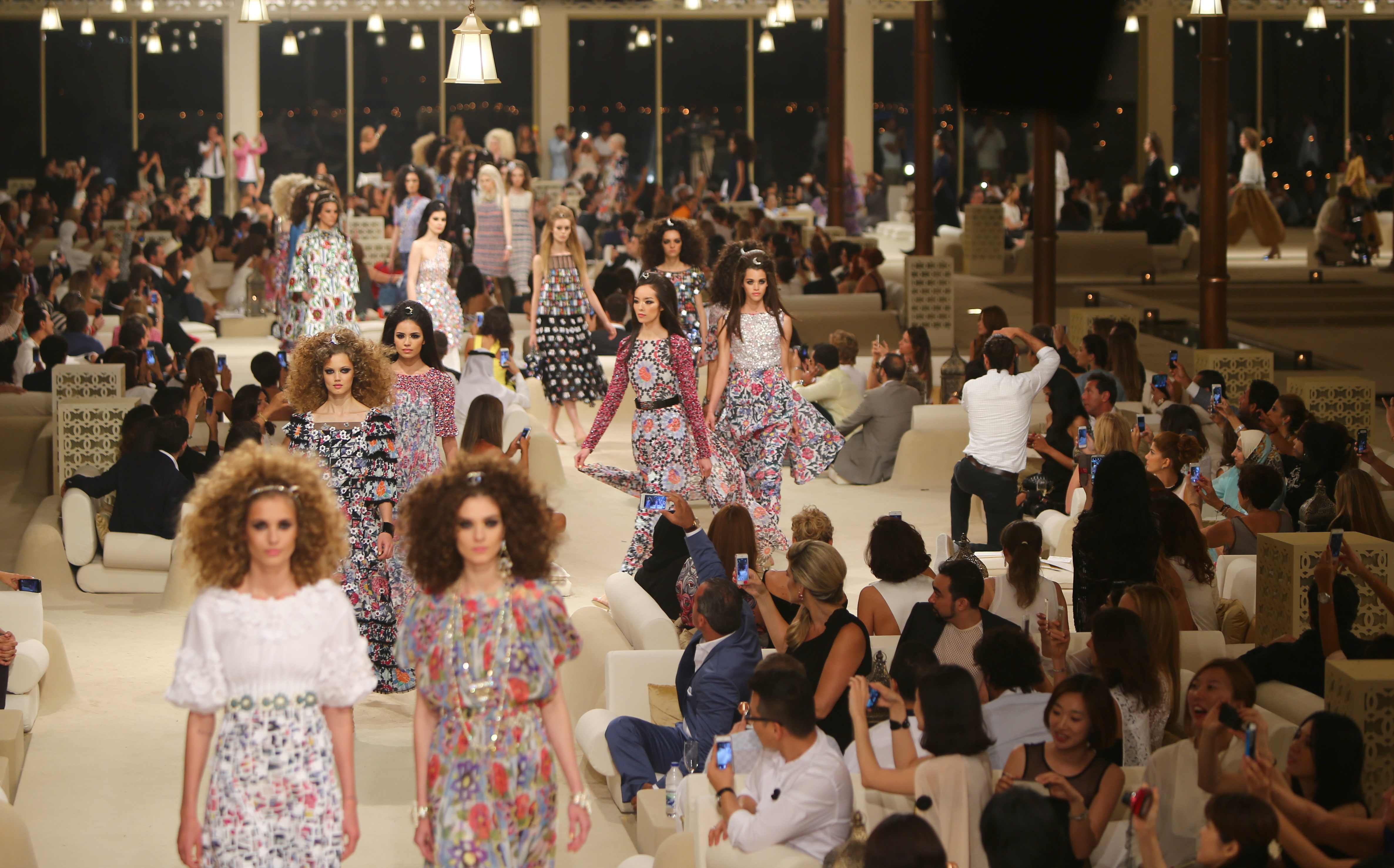Sob um tenda construída especialmente para a ocasião, a Chanel apresentou a coleção Cruise 2015 com desfile em Dubai