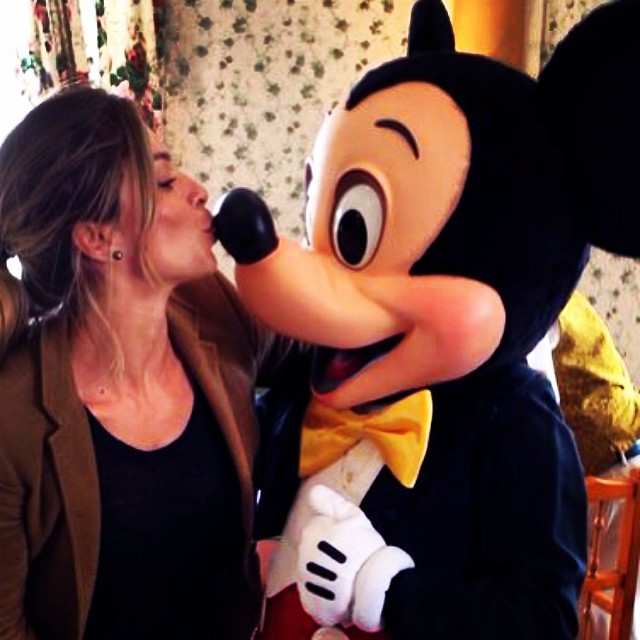 Na França, Grazi Massafera não resistiu e foi conhecer o Mickey no parque da Disney