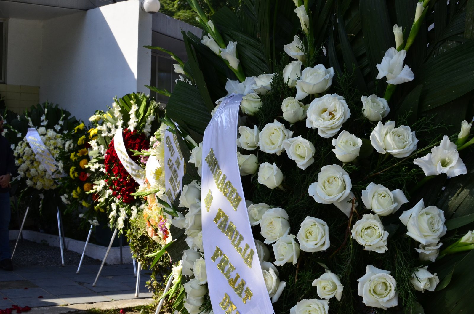 A capela C do cemitério de Sulacap, na Zona Oeste do Rio, foi tomada por coroas de flores para homenagear Alexandre Pessoal