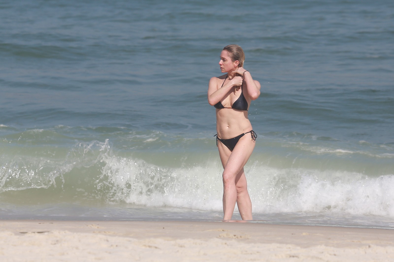 Letícia Spiller curtiu a tarde desta sexta-feira, 16, na praia da Barra da Tijuca, no Rio