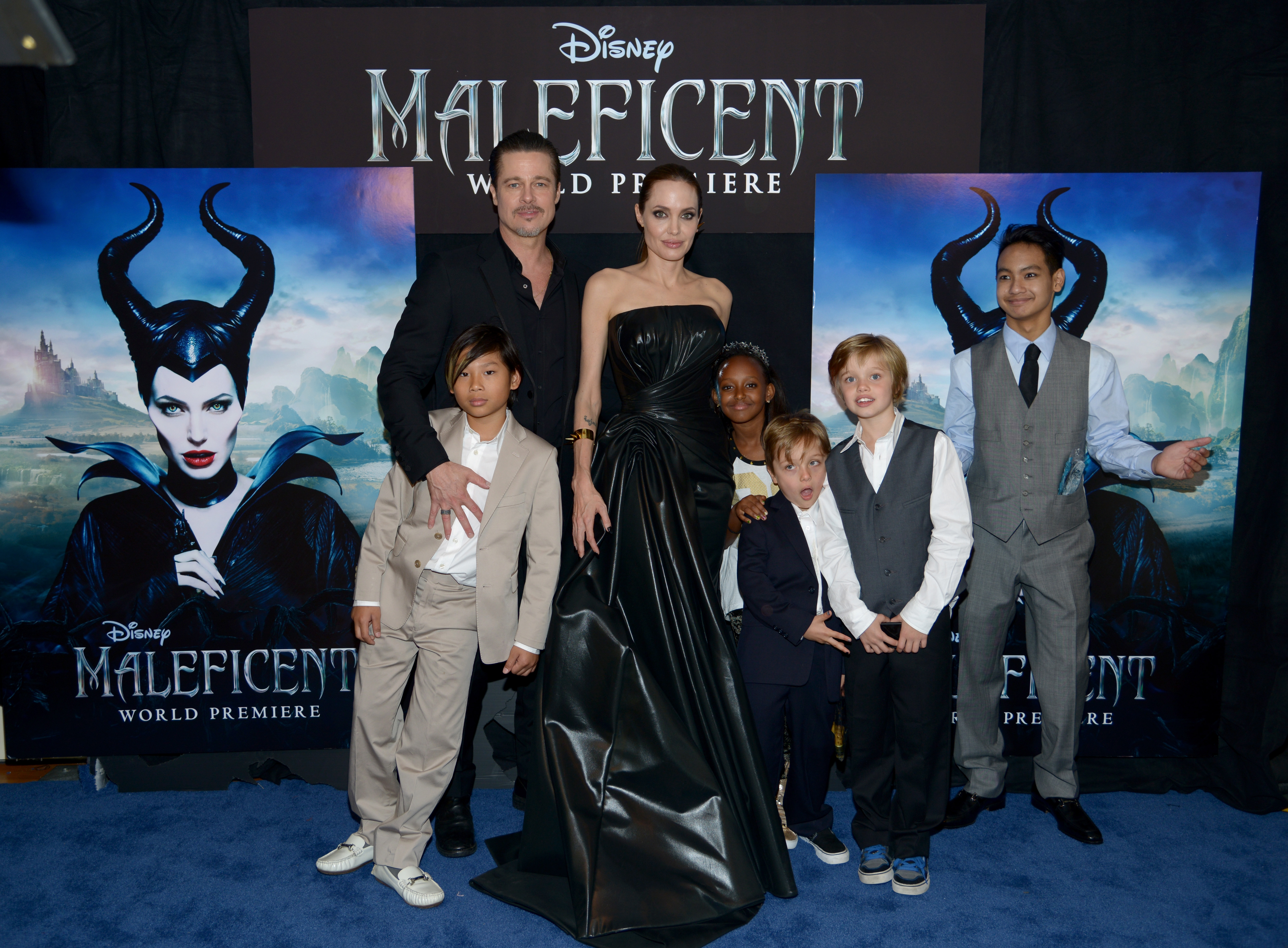 Angelina Jolie e Brad Pitt com os filhos Pax, Zahara, Knox, Shiloh e Maddox em première de filme em Los Angeles, nos Estados Unidos