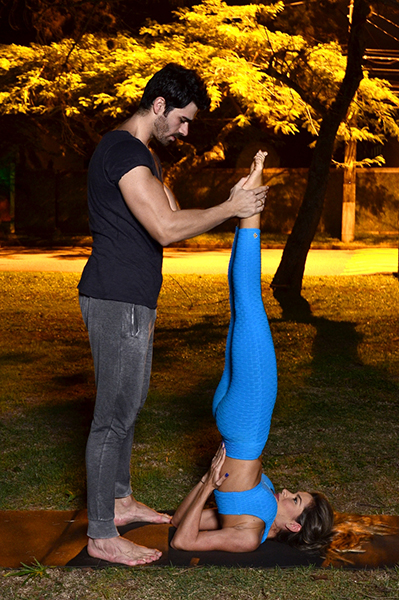 Rodrigão ajuda Adriana a ficar retinha em posição da Ashtanga Yoga