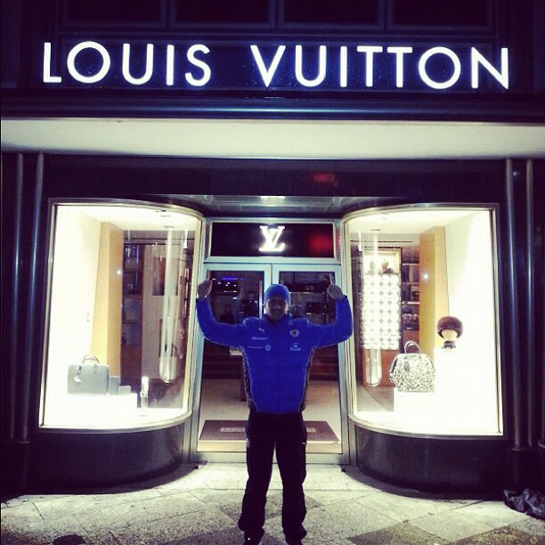 Ermin Bicakcic gosta tanto de grifes de luxo que chegou a posar em frente a uma loja da Louis Vuitton em Colônia, na Alemanha, e postou a foto no Instagram
