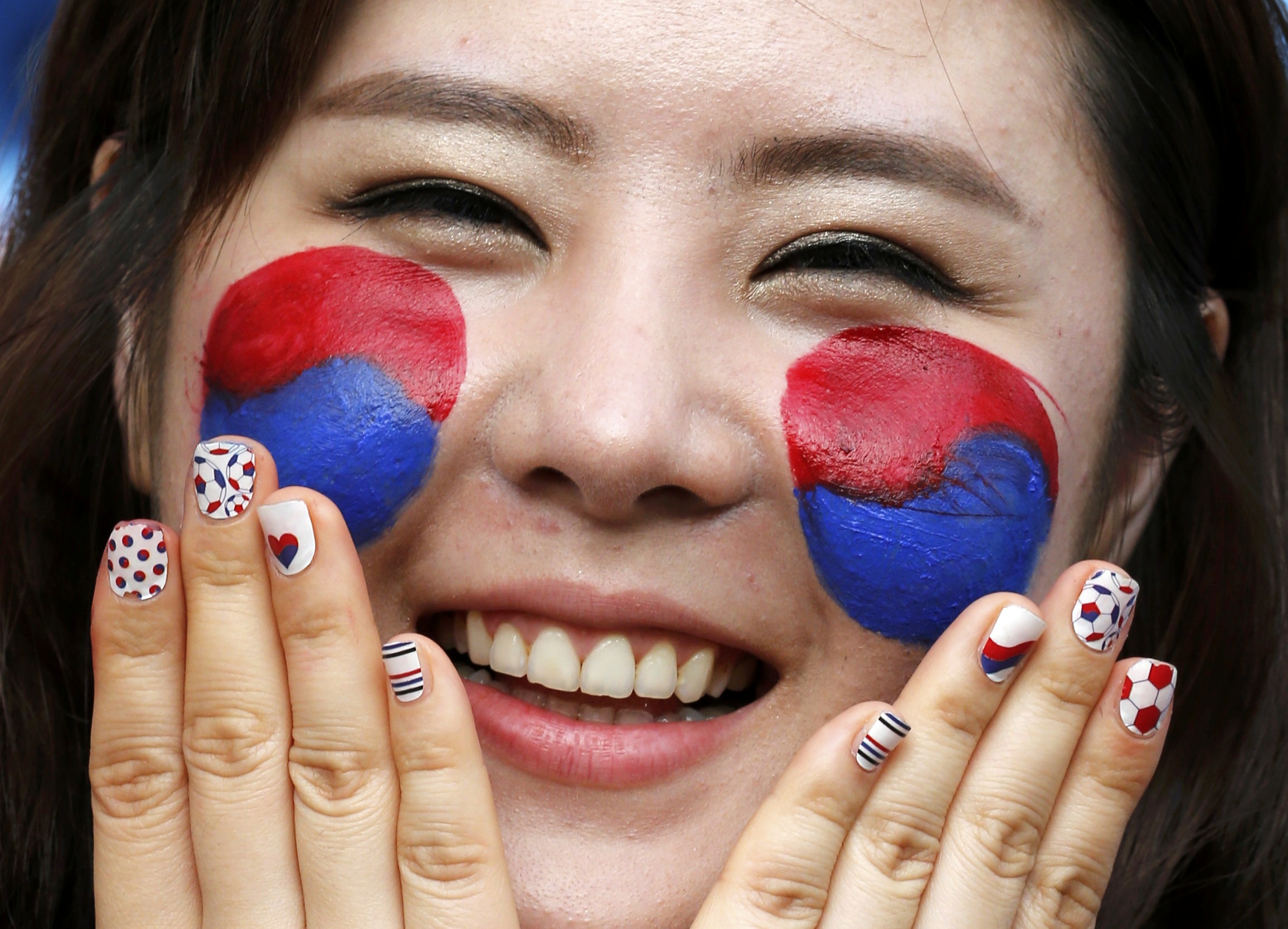 Torcedora da Coréia do Sul fez as unhas especialmente para torcer para a seleção de seu país. Ela também pintou o rosto em homenagem 