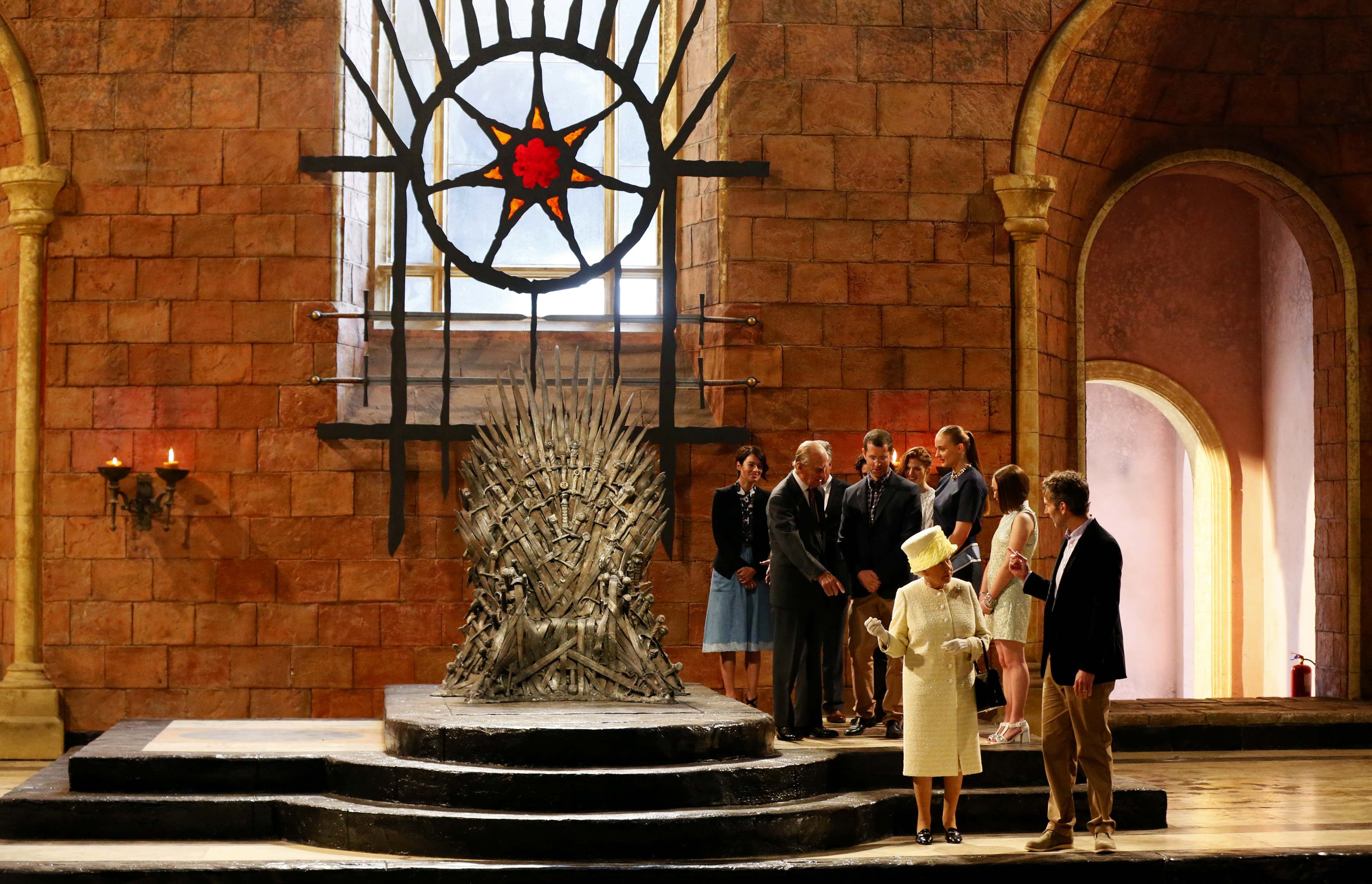 Rainha Elizabeth visitou o set de filmagens de 'Game of Thrones'