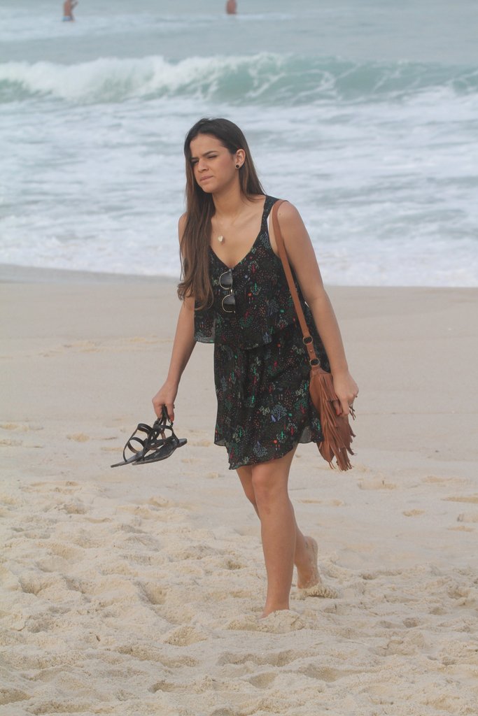 Bruna Marquezine grava novela em praia do Rio