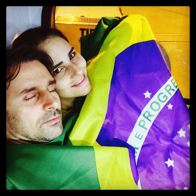 Murilo Rosa e Fernanda Tavares desembarcam em Fortaleza, no Ceará. 'Vamos que vamos, Brasil, pois nós, os brasileiros, já estamos prontos e ansiosos', disse a modelo