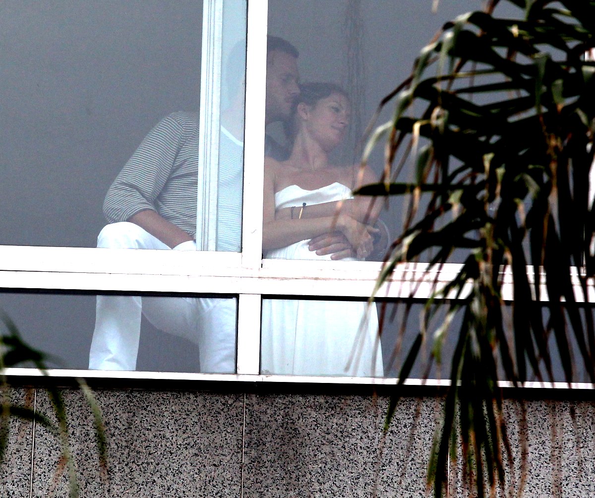 Gisele Bündchen e Tom Brady aparecem em janela de hotel no Rio