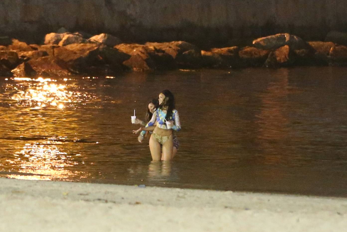Rihanna foi à praia de noite
