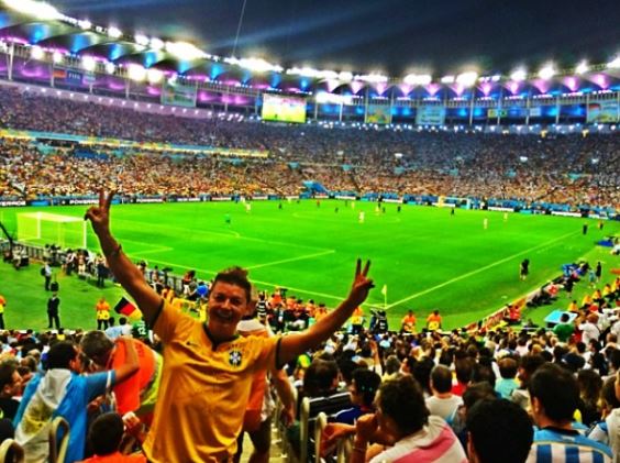 David Brazil comemora vitória da Alemanha: TEVE COPA SIM BRASIL, e apesar dos pesares acabou tudo bem, quer dizer MAIS OU MENOS MAIS OU MENOS mas É VIDA QUE SEGUE 