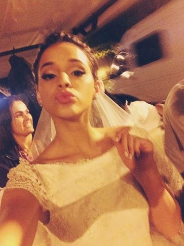 Bruna Marquezine faz selfie vestida de noiva