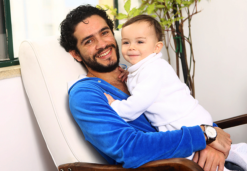 Vinicius de Oliveira posa para o EGO com o filho Benjamim no apartamento em que moram na Vila Mariana, Zona Sul de São Paulo