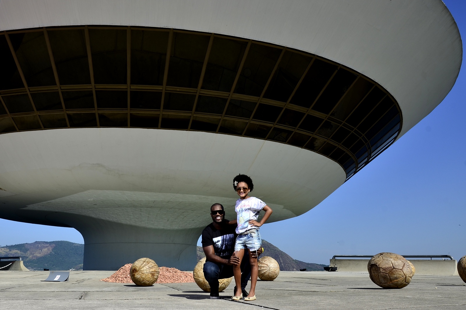 Rafael Zulu e Luiza posaram no MAC - O Museu de Arte Contemporânea, um dos mais famosos pontos turísticos de Niterói