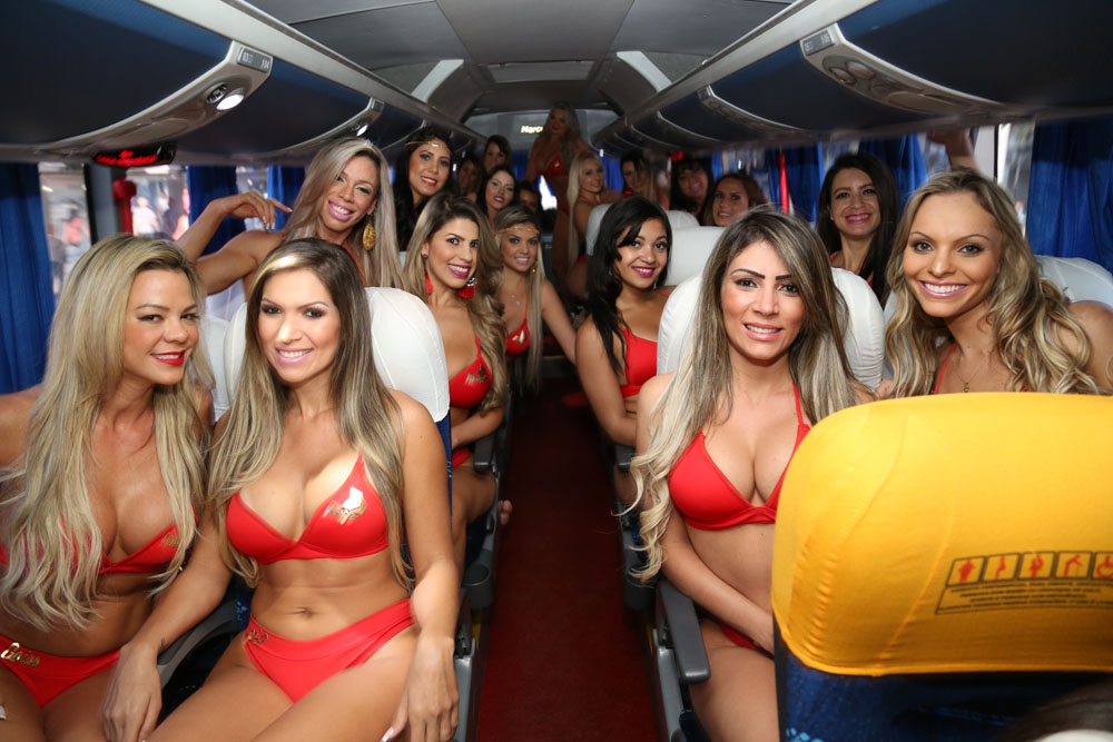 Candidatas ao Miss Bumbum ainda dentro do ônibus que as levou ao parque do Ibirapuera