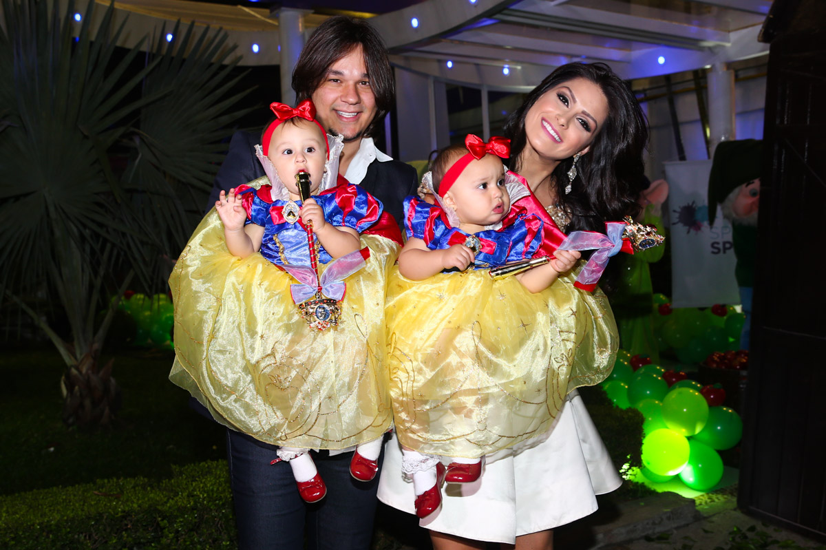 Leandro, do KLB, e Natália Guimarães comemoram o aniversário de 1 ano das filhas Maya e Kiara 