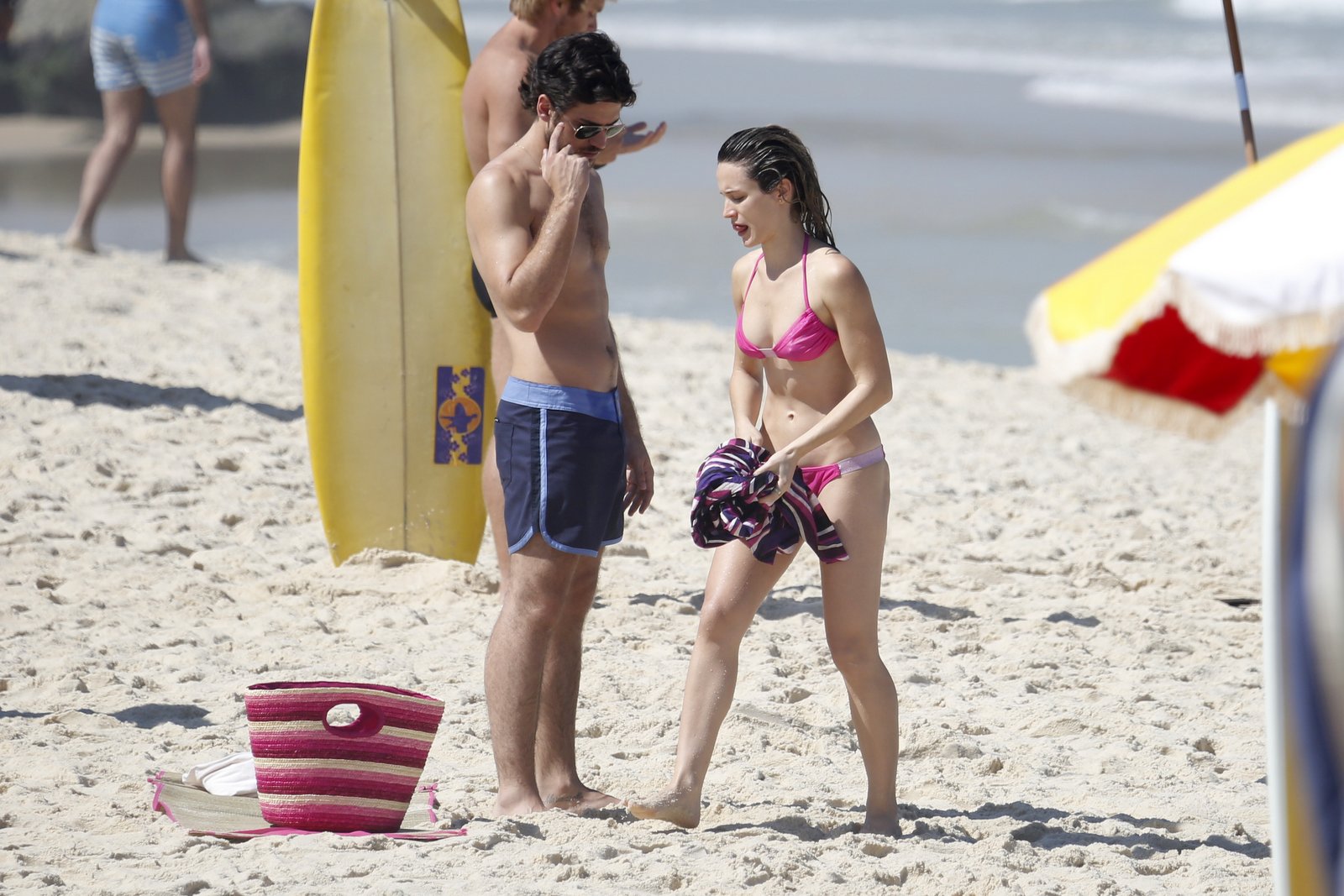 Bianca Bin e Marco Pigossi gravam na praia