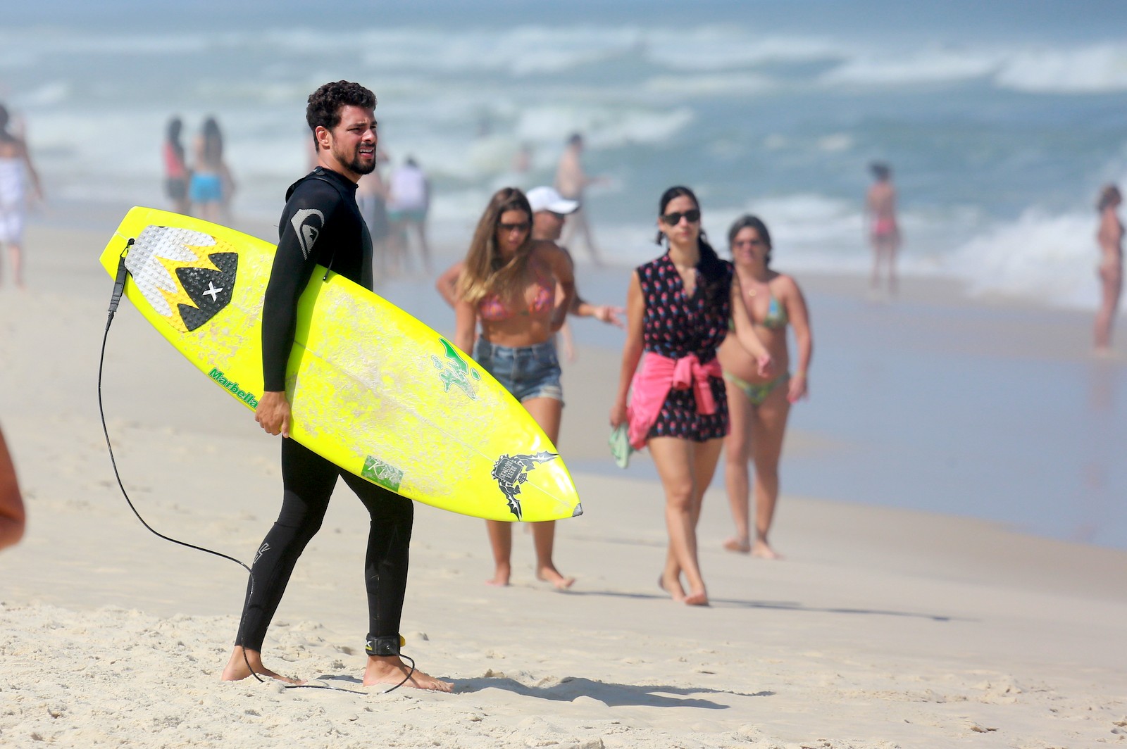 Cauã Reymond aproveitou o domingo, 17, ensolarado para surfar