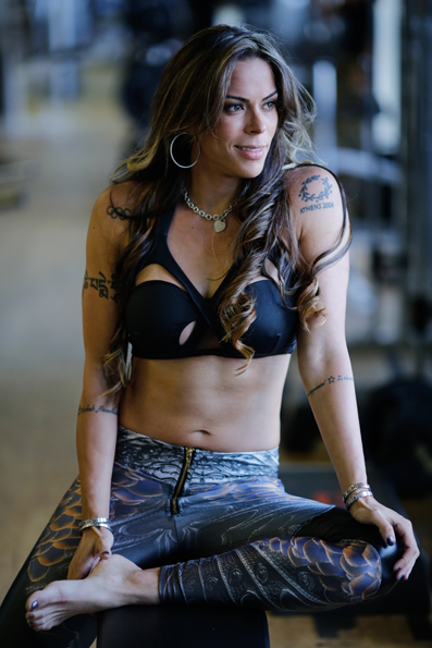 Após perder 30 quilos, Rebeca Gusmão trabalha como modelo fitness