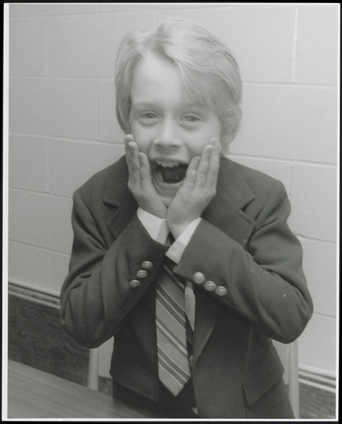 Macaulay reproduzindo a pose do pôster do filme  Esqueceram de Mim, lançado em 1990
