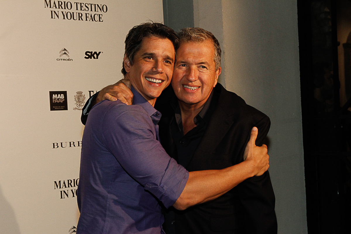 Márcio Garcia e Mario Testino em inauguração de exposição em São Paulo