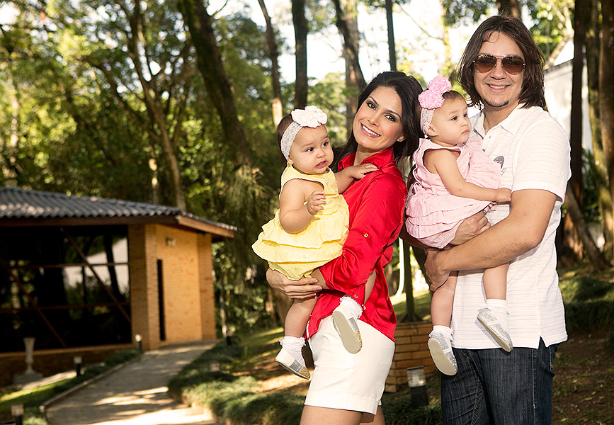 Natália Guimarães e Leandro não escondem a felicidade com as gêmeas Maya e Kiara 