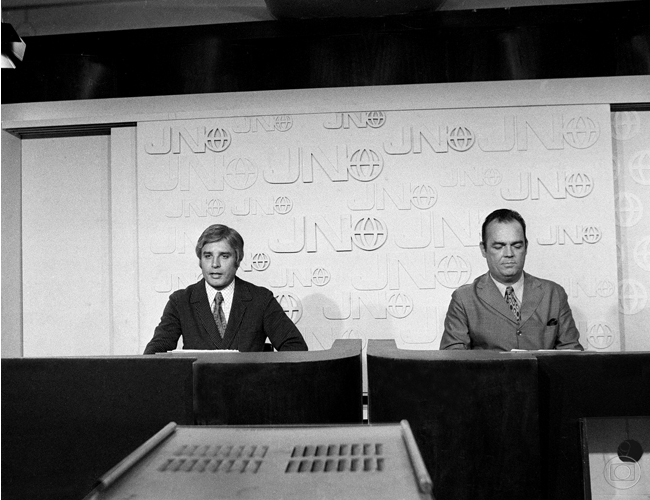 Cid Moreira e Hilton Gomes, primeiros apresentadores do 'Jornal Nacional', em 1969