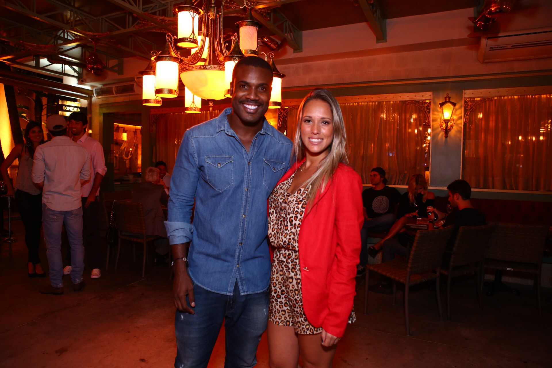 Rafael Zulu e a namorada, Erys Martins, em restaurante na Zona Oeste do Rio