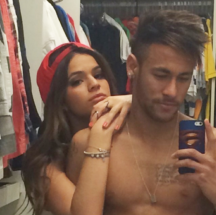 Bruna Marquezine e Neymar viveram um romance acompanhado diariamente nas redes sociais. O fim do relacionamento foi anunciado dia 11 de fevereiro.
