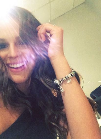 A selfie mais recente de Bruna Marquezine foi tirada para mostrar sua pulseira para os fãs