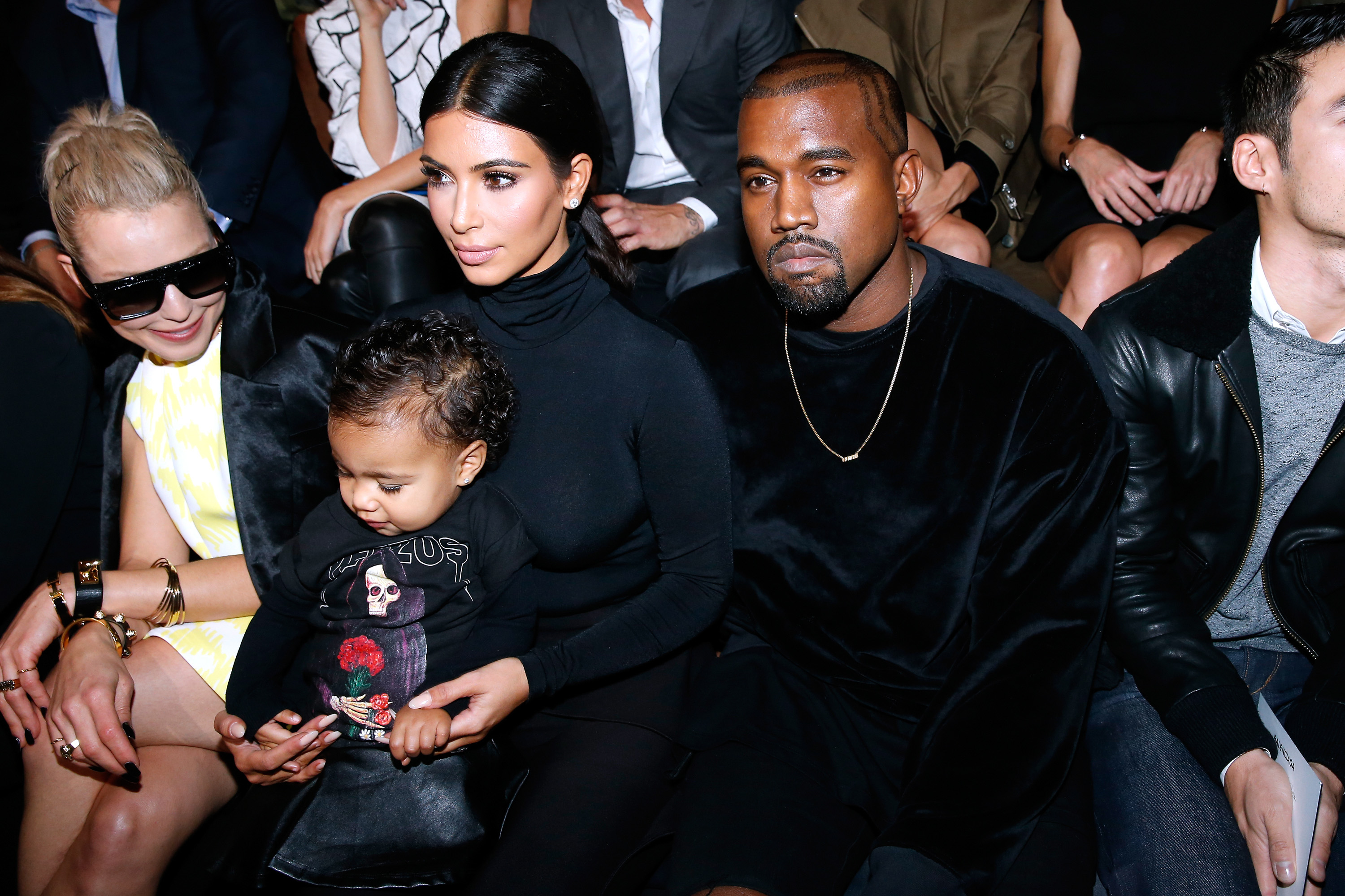 Kanye West e Kim Kardashian com a filha, North, no desfile da Balenciaga, em Paris