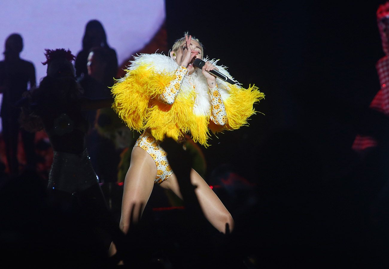 Miley Cyrus passa dos limites em performance ousada - Jetss