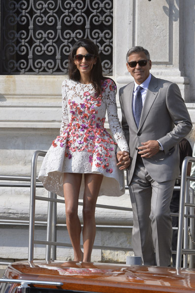 George Clooney e Amal Alamuddin saem do hotel após noite de núpcias para passear