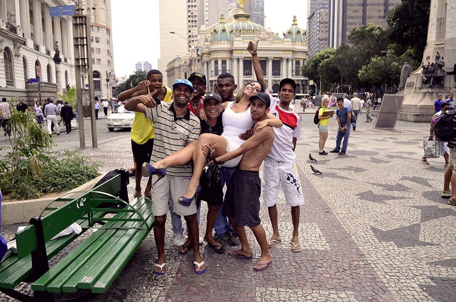 Renata Frisson, a Mulher Melão, é carregada no colo por fãs na Cinelândia, no Centro do Rio: "Sou boa em fazer corpo a corpo"