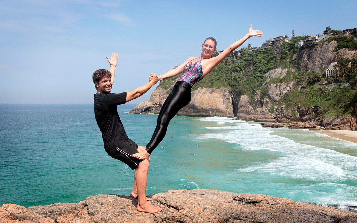 Mario Frias e Juliana praticam acroyoga há cinco meses. Para as fotos, eles escolheram a praia da Joatinga, no Rio de Janeiro, como cenário